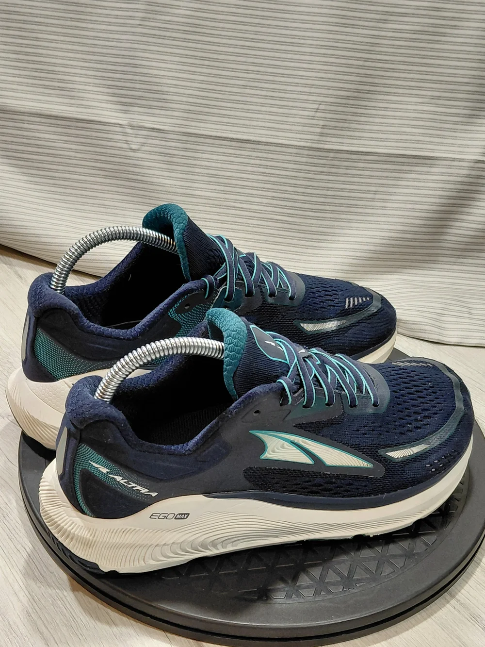 Altra women running